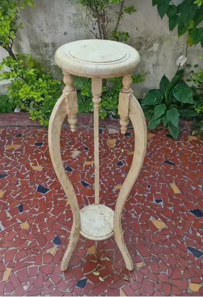 Foto de um(a) Floreira em madeira nobre com pátina, da categoria de Móveis para jardim. Linda floreira em madeira nobre com pátina imitando marmore. Medidas : altura 1,06 cm x largura 36 cm x base 30 cm. Mostrado de uma perspectiva diferente. Vendido no marketplace Trésors.