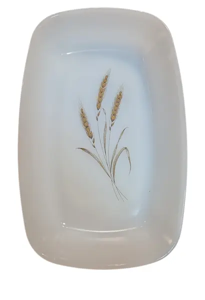 Foto de um(a) Assadeira Retangular Vintage Arcopal France - Padrão Espigas de Trigo (Wheat), da categoria de Travessas e tigelas. Um clássico da cozinha retrô! Esta assadeira em vidro opaline (leitoso) da renomada marca francesa Arcopal é um item... Mostrado de uma perspectiva diferente. Vendido no marketplace Trésors.