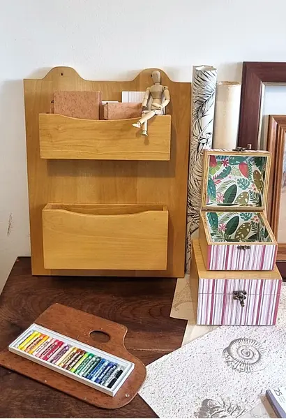 Foto de um(a) Organizador antigo em madeira maciça, da categoria de Kit organizador de escritório. Puro charme: organizador de escritório de parede em madeira maciça clara.produto antigo com desing vintagelarg 40 x alt 50 x... Mostrado de uma perspectiva diferente. Vendido no marketplace Trésors.