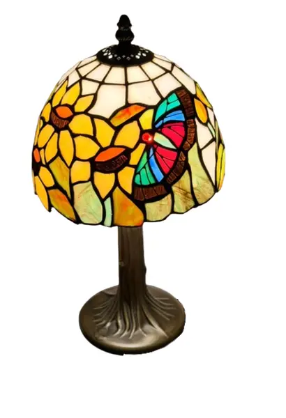 Foto de um(a) Luminária Vitral Inspiração Tiffany, da categoria de Abajures. Medidas: Aprox 36 cm (Altura) | Cúpula tem 20 cm de diâmetro. Excelente estado de conservação Inspirada no design icônico do... Vendido no marketplace Trésors.