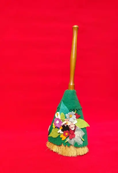 Foto de um(a) Vassourinha de Mesa, Década de 1940, da categoria de Outros objetos decorativos. Vassourinha de mesa com capa de feltro verde e aplicação de flores também em feltro, cerdas de sisal e cabo madeira... Mostrado de uma perspectiva diferente. Vendido no marketplace Trésors.