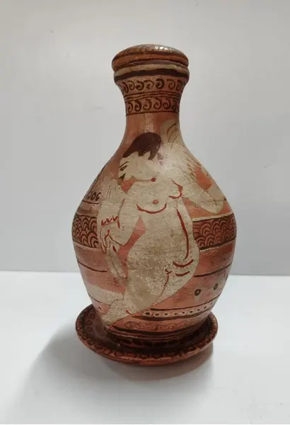 Foto de um(a) Moringa em Terracota, Ano 2000, da categoria de Garrafas, potes e jarros. Moringa em terracota pintada a mão com inspiração em achados arqueológicos do sec. ii, dc, retratando um anjo feminino.... Mostrado de uma perspectiva diferente. Vendido no marketplace Trésors.