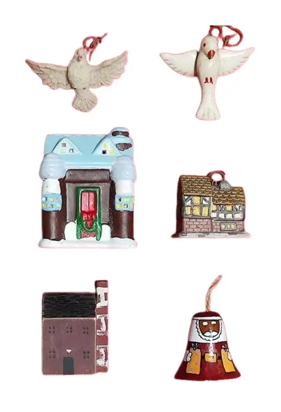 Foto de um(a) Combo Enfeites Natalinos, da categoria de Outros objetos decorativos. Combo natalino com 6 enfeites composto por: - casa de madeira típica da irlanda - casa em porcelana estilo bávaro c placa da... Vendido no marketplace Trésors.