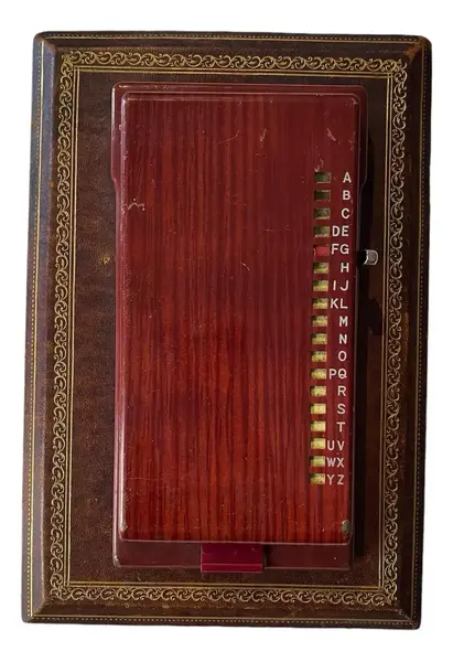 Foto de um(a) Antigo Raro Porta Blocos Art Deco Baquelite E Couro Italiano, da categoria de Itens de Escritório. Antigo e raro bloco para escritório em baquelite e couro italiano e com fios de ouro. A peça está toda original do século... Vendido no marketplace Trésors.