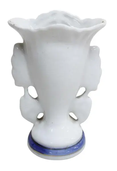 Foto de um(a) Vaso floreiro ao estilo barroco, da categoria de Vasos. Antigo floreiro ao gosto barroco, de porcelana branca, com decoração floral na tonalidade azul com filetes dourados. ... Mostrado de uma perspectiva diferente. Vendido no marketplace Trésors.