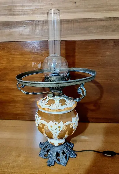 Foto de um(a) Abajur Lampião Faiança Estilo Art Nouveau, Década de 1970, Natalino Tomasi, da categoria de Abajures. Abajur de mesa tipo lampião, faiança com estilo art nouveau em relevo na côr mostarda e bege. Estrutura em alumínio fundido... Mostrado de uma perspectiva diferente. Vendido no marketplace Trésors.
