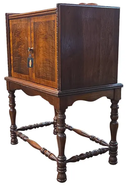 Foto de um(a) Raro Armário Porta-Charutos Antigo, da categoria de Caixas e estojos para charutos. Magnífico e Raro Móvel Humidor / Porta-Charutos Antigo Exclusiva peça de mobiliário antigo de alto padrão, destinada... Mostrado de uma perspectiva diferente. Vendido no marketplace Trésors.