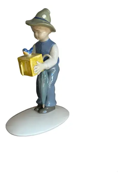 Foto de um(a) Antigo Bibelô Figurine De Menino Com Pássaro Porcelana Alemã, da categoria de Escultura. Antiga figurine/bibelô em porcelana artística alemã. Cores típicas de meados do século XX. Muito decorativa e colecionável.... Vendido no marketplace Trésors.