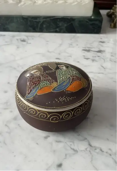 Foto de um(a) Antiga Caixa Decorativa Porta Joias Porcelana Japão Satsuma, da categoria de Porta-Jóias. Antiga caixinha oriental em porcelana japonesa Satsuma. Decoração típica, ricamente pintada à mão. Medidas 6x12cm. Mostrado de uma perspectiva diferente. Vendido no marketplace Trésors.