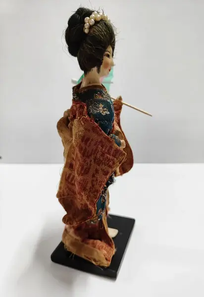 Foto de um(a) Japonesa com Kosode em Seda, Década de 1960, da categoria de Modelos e estatuetas. Japonesa com seu traje típico - o kosode, em seda forrado. Um clássico dos anos 1960. Com marcas de uso, dando mais... Mostrado de uma perspectiva diferente. Vendido no marketplace Trésors.