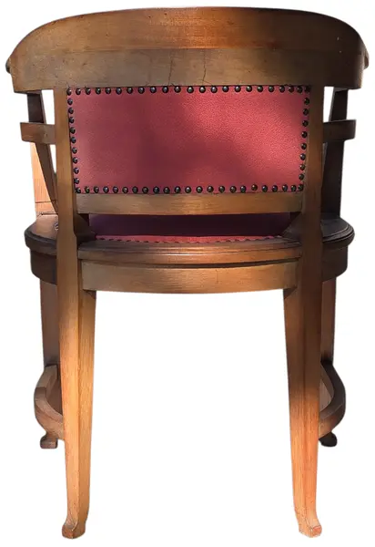 Foto de um(a) Rara Poltrona Centenária – Relíquia do Mobiliário Brasileiro, da categoria de Poltronas. Uma oportunidade única para possuir um pedaço da história. Esta poltrona exibe a tonalidade profunda e os veios únicos que... Mostrado de uma perspectiva diferente. Vendido no marketplace Trésors.