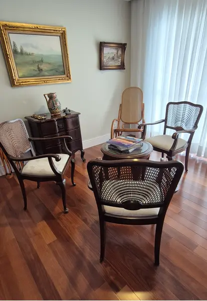 Foto de um(a) Mesa de centro e cadeiras/poltronas, da categoria de Conjunto de mesas e cadeiras. Conjunto de mesinha de centro e cadeiras no estilo Chippendale. O estilo Chippendale é um estilo de mobiliário inglês do... Mostrado de uma perspectiva diferente. Vendido no marketplace Trésors.