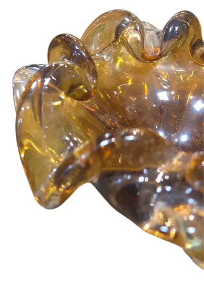 Foto de um(a) Cinzeiro em Murano, da categoria de Cinzeiros. Adicione um toque de cor e brilho ao seu décor com este cinzeiro em Cristal Murano. Com seu design robusto e lapidação... Mostrado de uma perspectiva diferente. Vendido no marketplace Trésors.