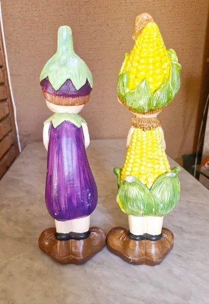Foto de um(a) Raras Estatuetas Dona Beringela e Sr. Sabugo, da categoria de Modelos e estatuetas. Lindo e raro conjunto de estatuetas decorativas antropomórficas pintadas à mão, representando dois personagens infantis... Mostrado de uma perspectiva diferente. Vendido no marketplace Trésors.