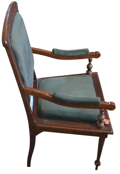Foto de um(a) Poltrona Antiga em Imbuia Maciça - Estilo Clássico com Estofado Verde Musgo, da categoria de Outras cadeiras . A elegância da imbuia aliada ao conforto de uma peça histórica. Esta poltrona é confeccionada em imbuia maciça, madeira... Mostrado de uma perspectiva diferente. Vendido no marketplace Trésors.