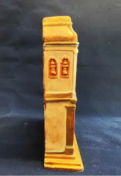Foto de um(a) Oratório de Mesa Nossa Senhora Das Graças, Minas Gerais, Década de 1990, da categoria de Objetos religiosos e espirituais. Oratório de mesa em gesso policromado e com imagem da n. S. Das graças em resina policromada. Fachada de uma igreja barroca... Mostrado de uma perspectiva diferente. Vendido no marketplace Trésors.