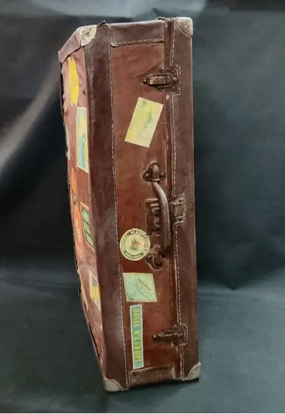 Foto de um(a) Mala em Madeira com Selos de Hotéis, Década de 1940, da categoria de Malas. Mala década de 1940 em madeira forrada com papel tipo couro e com cantoneiras em metal niquelado. Com várias etiquetas de... Mostrado de uma perspectiva diferente. Vendido no marketplace Trésors.