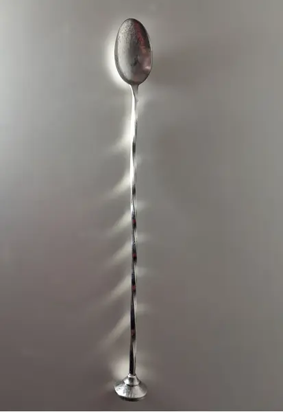 Foto de um(a) Colher bailarina para drinks e sucos marca Eberle, da categoria de Conjuntos para coquetéis. Para misturar drinks, sangria, sucos etc, em metal espessurado à prata. Comprimento: 26 cm. *Possui pequenos desgastes na... Mostrado de uma perspectiva diferente. Vendido no marketplace Trésors.