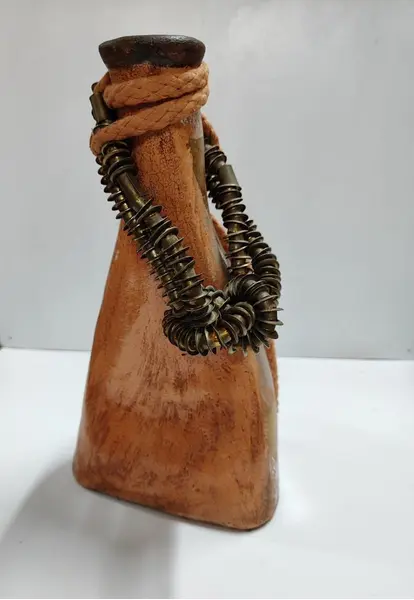 Foto de um(a) Combo Garrafas em Cerâmica, Década de 2000, da categoria de Garrafas, potes e jarros. Combo de garrafas em cerâmica com folha de ouro e prata, colar em latão e cordão trançado de algodão. Peças exclusivas... Mostrado de uma perspectiva diferente. Vendido no marketplace Trésors.