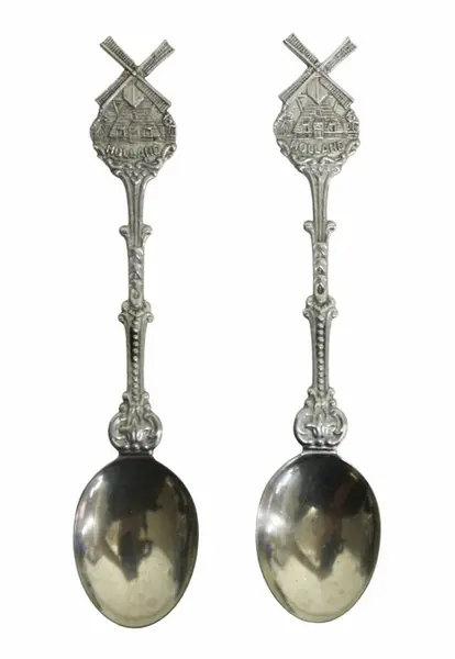 Foto de um(a) Par de colherinhas DEMET, da categoria de Colheres. Par de colherinhas em metal prateado trazidas de lembrança da Holanda. Apresenta cabos com trabalhos típico representando... Vendido no marketplace Trésors.