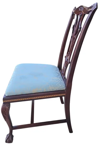 Foto de um(a) Cadeira Chippendale em Imbuia Maciça com Marchetaria e Assento Damasco Azul, da categoria de Outras cadeiras. Elegante cadeira de sala de jantar/reunião (cadeira de sem braços) confeccionada em imbuia maciça. A peça equilibra... Mostrado de uma perspectiva diferente. Vendido no marketplace Trésors.