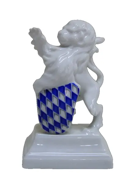 Foto de um(a) Escultura De Leão Heráldico Branco, da categoria de Escultura. Pequena e delicada escultura de leão branco HERÁLDICO, da manufatura BAVARIA West Germany, com escudo azul. Medidas 11 cm de... Vendido no marketplace Trésors.
