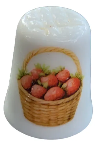 Foto de um(a) Dedal de Coleção em Porcelana – Cesta de Morangos, da categoria de Outros colecionáveis. Este gracioso dedal em porcelana destaca-se pela sua temática campestre e delicada. A peça apresenta uma ilustração central... Vendido no marketplace Trésors.