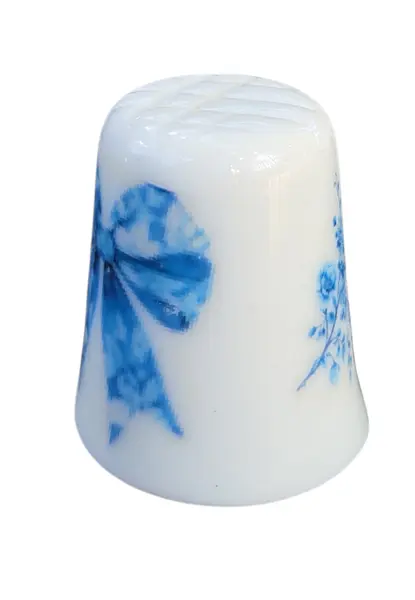 Foto de um(a) Dedal de Coleção em Porcelana – Florais e Laço Azul Estilo Português, da categoria de Outros colecionáveis. Esta peça destaca-se pela delicadeza de seus detalhes decorativos: de um lado, um rico arranjo de mini flores em tons de... Mostrado de uma perspectiva diferente. Vendido no marketplace Trésors.
