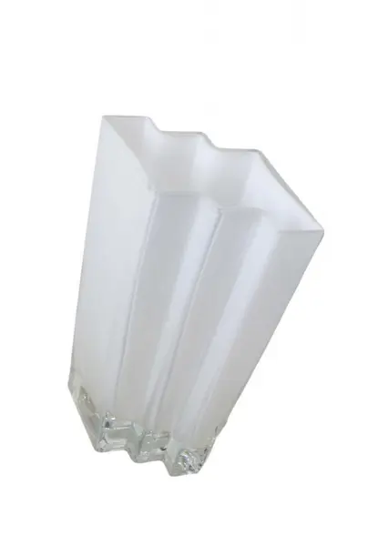 Foto de um(a) Vaso branco em cristal, da categoria de Vasos. Curioso vaso em cristal na tonalidade branca, com base translúcida. Apresenta linhas geométricas facetadas. Ao gosto da... Mostrado de uma perspectiva diferente. Vendido no marketplace Trésors.