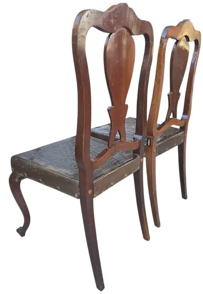 Foto de um(a) Par de Cadeiras Chippendale em Imbuia Maciça com Assento em Couro, da categoria de Outras cadeiras. Raro e imponente par de cadeiras de sala de jantar (sem braços) confeccionado em imbuia maciça, padrão construtivo de meados... Mostrado de uma perspectiva diferente. Vendido no marketplace Trésors.