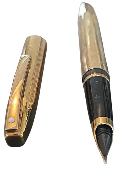 Foto de um(a) Caneta Sheaffer Antiga Folheada a Ouro – Item de Colecionador, da categoria de Outros colecionáveis. Eleve o nível da sua assinatura ou da sua coleção com esta magnífica caneta Sheaffer. Conhecida mundialmente pelo seu... Mostrado de uma perspectiva diferente. Vendido no marketplace Trésors.