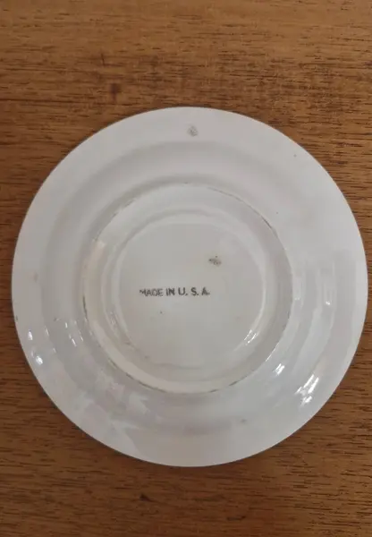 Foto de um(a) Belo prato de sobremesa decorativo EUA, da categoria de Pratos Decorativos. Lindo prato antigo de porcelana de design clássico e romântico, produzido nos EUA, caracterizado por uma aba larga decorada... Mostrado de uma perspectiva diferente. Vendido no marketplace Trésors.