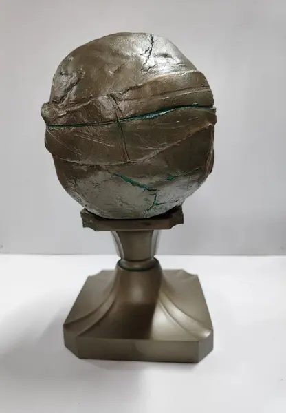 Foto de um(a) Escultura Caveira Skull Resina e Latão, Peça Única, da categoria de Escultura. Escultura caveira: crânio em resina e base em latão. Ambos com patina bronze envelhecida. Peça única pelo designer marcelus... Mostrado de uma perspectiva diferente. Vendido no marketplace Trésors.