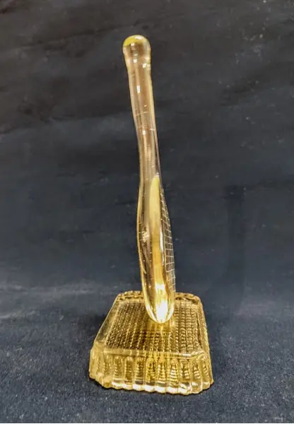 Foto de um(a) Escultura Raquete em Vidrão, Década de 1970, da categoria de Escultura. Escultura raquete em vidrão com base também em vidrão, década de 1970. A: 22 cm / L: 9 cm / P: 6,5 cm Peso: 500 g. Mostrado de uma perspectiva diferente. Vendido no marketplace Trésors.