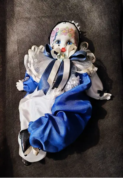 Foto de um(a) Pierrot em Porcelana, Década de 1970, da categoria de Bonecos de arte. Pierrot com cabeça e membros em porcelana, rosto pintado e roupa em cetim azul e branco, colarinho em tule com rendas e... Mostrado de uma perspectiva diferente. Vendido no marketplace Trésors.
