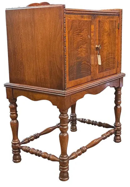 Foto de um(a) Raro Armário Porta-Charutos Antigo, da categoria de Caixas e estojos para charutos. Magnífico e Raro Móvel Humidor / Porta-Charutos Antigo Exclusiva peça de mobiliário antigo de alto padrão, destinada... Mostrado de uma perspectiva diferente. Vendido no marketplace Trésors.