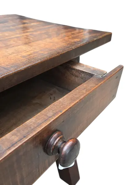 Foto de um(a) Mesa de Cabeceira em Madeira Maciça Antiga com Gaveta e Puxador de Madeira, da categoria de Cabeceiras. Excelente mesa de cabeceira confeccionada integralmente em madeira maciça de alta densidade e com estrutura robusta. Mostrado de uma perspectiva diferente. Vendido no marketplace Trésors.
