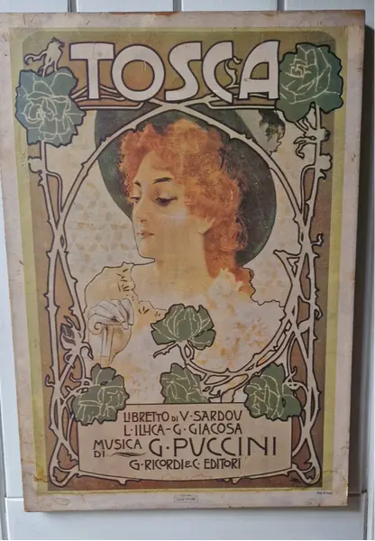 Foto de um(a) Belíssimo quadro vintage do icônico pôster italiano da ópera Tosca, da categoria de Impressões. Este belíssimo quadro representa o icônico pôster da famosa ópera Tosca, do compositor Giacomo Puccini, que foi lançada no... Mostrado de uma perspectiva diferente. Vendido no marketplace Trésors.