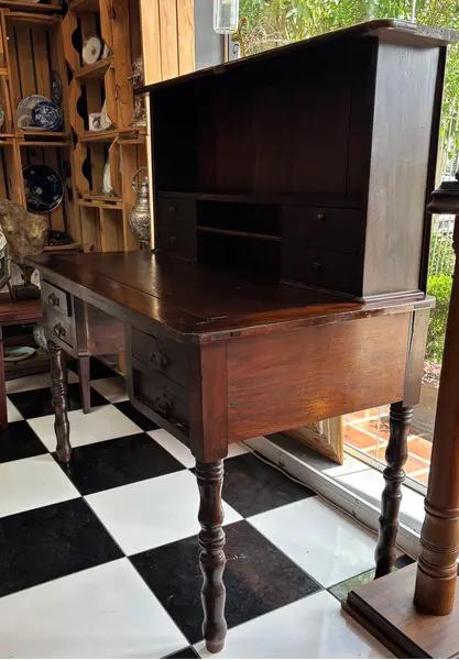 Foto de um(a) Magnífica Escrivaninha de Dois Andares – Estilo Clássico com Escaninho e 4 Gavetas, da categoria de Escrivaninhas e Mesas de escritório. Uma peça que transborda história e sofisticação. Esta magnífica escrivaninha de dois andares é o móvel ideal para quem busca... Mostrado de uma perspectiva diferente. Vendido no marketplace Trésors.