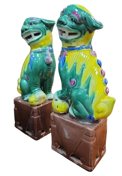 Foto de um(a) Par de Cães de Fó em Cerâmica Policromada Estilo Sancai - Leões Guardiões Chineses, da categoria de Outros colecionáveis. Magnífico par de Cães de Fo (também conhecidos como Leões de Fu ou Leões Guardiões), símbolos milenares de proteção, sorte e... Mostrado de uma perspectiva diferente. Vendido no marketplace Trésors.