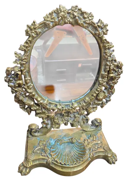 Foto de um(a) Espelho de Mesa Basculante em Bronze – Base com Concha e Pés em Garra, da categoria de Espelhos. Elegante espelho de mesa basculante (psiquê) confeccionado integralmente em bronze maciço, apresentando um trabalho de... Mostrado de uma perspectiva diferente. Vendido no marketplace Trésors.
