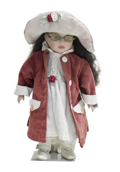 Foto de um(a) Boneca em biscuit, da categoria de Bonecas. Antiga boneca em biscuit com olhos de vidro, apresenta vestimenta de época e acompanha suporte original. Em bom estado,... Vendido no marketplace Trésors.