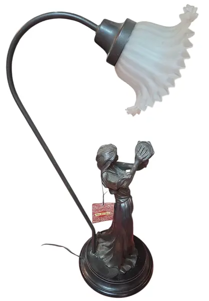 Foto de um(a) Escultura Luminária Antiga Cigana em Petit Bronze, da categoria de Escultura. Esta magnífica escultura luminária em petit bronze retrata uma figura cigana com impressionante riqueza de detalhes. A peça... Mostrado de uma perspectiva diferente. Vendido no marketplace Trésors.