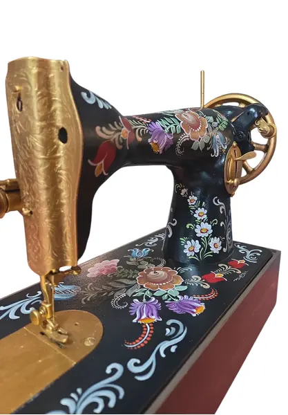 Foto de um(a) Maquina de Costura Decorativa Pintada a Mão, da categoria de Outros colecionáveis. Maquina decorativa pintada a mão. Mostrado de uma perspectiva diferente. Vendido no marketplace Trésors.