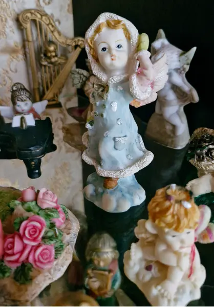 Foto de um(a) Magnífica e única coleção de anjinhos 130 peças, da categoria de Escultura. Uma coleção de anjinhos espetacular, única no Brasil! São cerca de 130 peças dos mais diversos materiais e originárias de... Mostrado de uma perspectiva diferente. Vendido no marketplace Trésors.