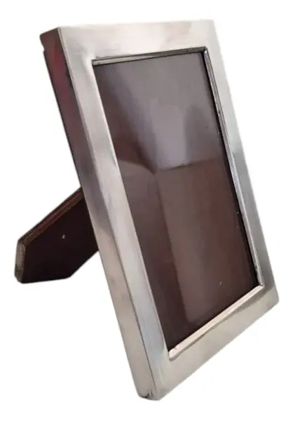 Foto de um(a) Porta Retrato Antigo De Prata 833, da categoria de Porta retratos. Porta-Retrato em Prata de Lei 833Elegância atemporal para eternizar seus melhores momentos. Este porta-retrato, produzido em... Mostrado de uma perspectiva diferente. Vendido no marketplace Trésors.