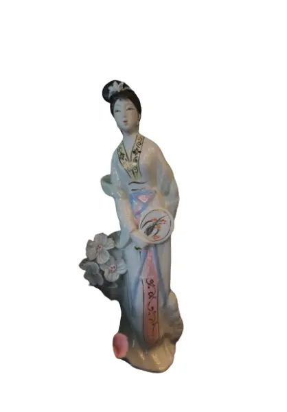 Foto de um(a) Geisha oriental, da categoria de Modelos e estatuetas. Estatueta decorativa oriental em porcelana, representando uma geisha em pé. A peça destaca-se pela riqueza de detalhes na... Vendido no marketplace Trésors.
