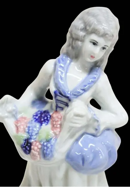 Foto de um(a) Escultura em porcelana alemã anos 50, da categoria de Escultura. Belíssima escultura em porcelana alemã pintada a mão, dos anos 50, ricamente policromada e folheada a ouro, representando "... Mostrado de uma perspectiva diferente. Vendido no marketplace Trésors.