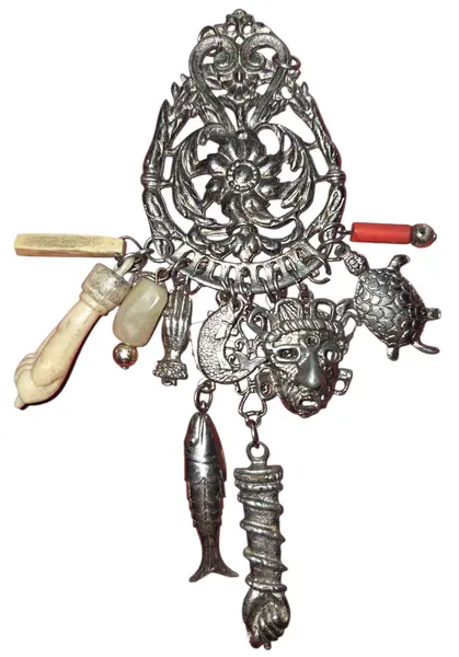 Foto de um(a) Mini Penca de Balangandã em Metal – Amuleto de Proteção e Tradição Brasileira, da categoria de Outros colecionáveis. A Penca de Balangandã é um dos símbolos mais profundos da cultura afro-brasileira, carregada de história e significados.... Mostrado de uma perspectiva diferente. Vendido no marketplace Trésors.