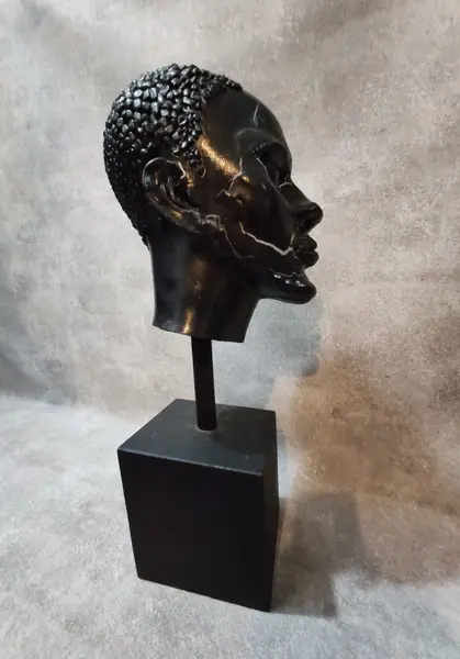 Foto de um(a) Busto Masculino 00'S, da categoria de Escultura. Busto masculino em técnica mista com pátina preta craquelada e base em madeira ebanizada, década de 2000 peça única pelo... Mostrado de uma perspectiva diferente. Vendido no marketplace Trésors.